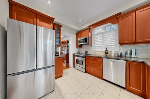 1590 Hallstone Road, Brampton, ON - Indoor Photo Showing Kitchen