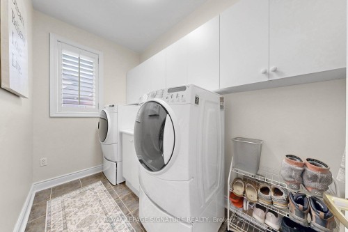 1590 Hallstone Road, Brampton, ON - Indoor Photo Showing Laundry Room