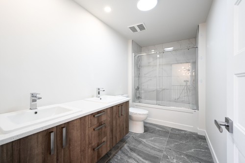 Powder room - 3940 Rue Adélaïde, Longueuil (Saint-Hubert), QC - Indoor Photo Showing Bathroom