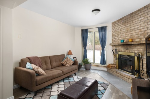 Salle familiale - 37 Place Leclerc, Kirkland, QC - Indoor Photo Showing Living Room With Fireplace