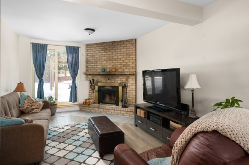 Salle familiale - 37 Place Leclerc, Kirkland, QC - Indoor Photo Showing Living Room With Fireplace