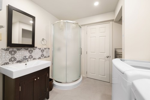 Salle de bains - 37 Place Leclerc, Kirkland, QC - Indoor Photo Showing Bathroom