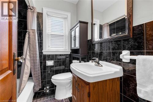 121 Cameron Avenue S, Hamilton, ON - Indoor Photo Showing Bathroom