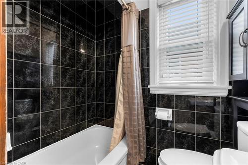 121 Cameron Avenue S, Hamilton, ON - Indoor Photo Showing Bathroom