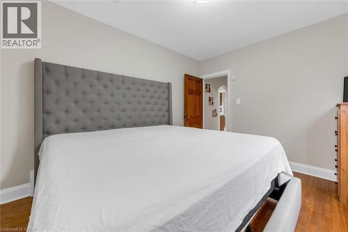 121 Cameron Avenue S, Hamilton, ON - Indoor Photo Showing Bedroom