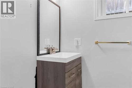121 Cameron Avenue S, Hamilton, ON - Indoor Photo Showing Bathroom