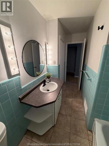 721 Devonshire, Windsor, ON - Indoor Photo Showing Bathroom