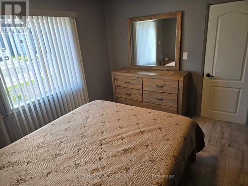 731 Knox Avenue, Hamilton, ON - Indoor Photo Showing Bedroom