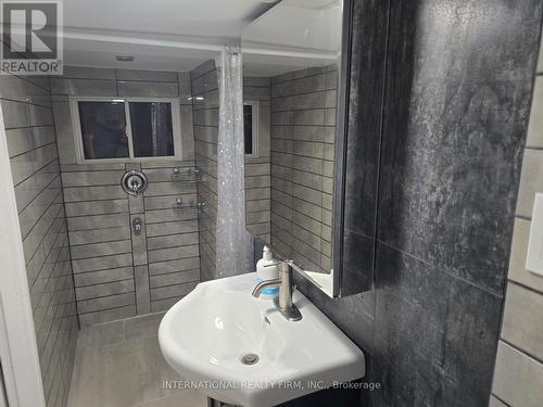 731 Knox Avenue, Hamilton, ON - Indoor Photo Showing Bathroom