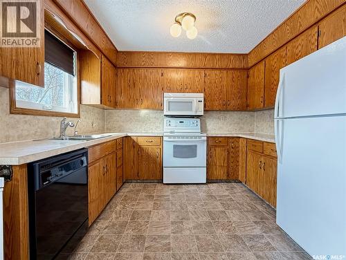 470 Cowan Drive, Swift Current, SK - Indoor Photo Showing Kitchen With Double Sink