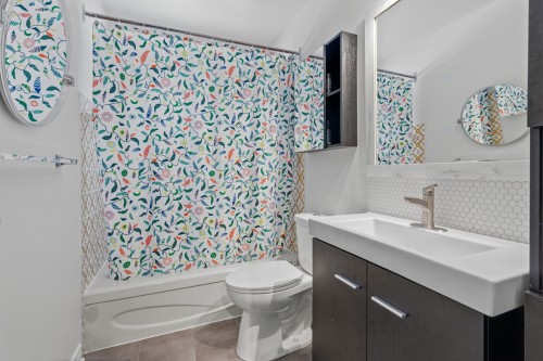 Salle de bains - 6 Place D'Autrey, Lorraine, QC - Indoor Photo Showing Bathroom