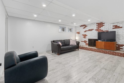 Salle familiale - 6 Place D'Autrey, Lorraine, QC - Indoor Photo Showing Basement