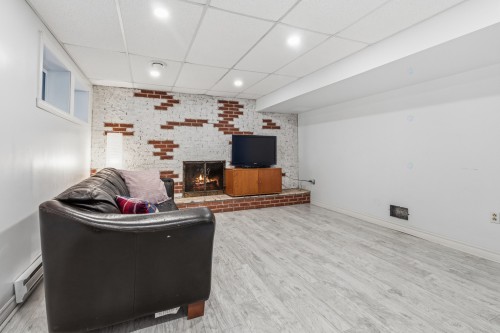 Salle familiale - 6 Place D'Autrey, Lorraine, QC - Indoor With Fireplace