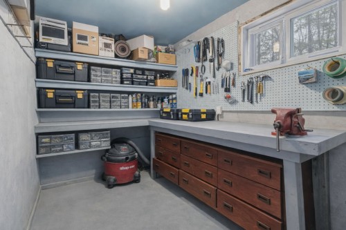 Atelier - 6 Place D'Autrey, Lorraine, QC - Indoor Photo Showing Other Room