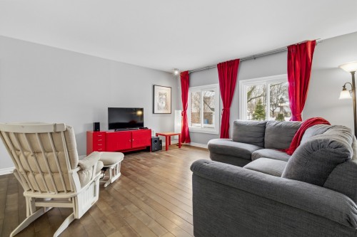 Salon - 6 Place D'Autrey, Lorraine, QC - Indoor Photo Showing Living Room