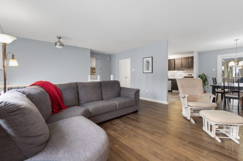 Salon - 6 Place D'Autrey, Lorraine, QC - Indoor Photo Showing Living Room