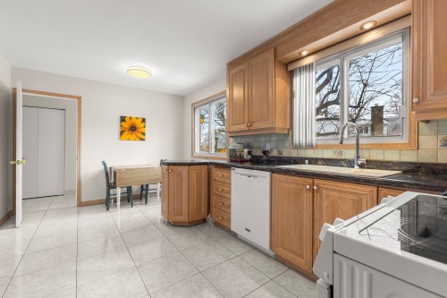 Cuisine - 391 Berkeley Circle, Dorval, QC - Indoor Photo Showing Kitchen With Double Sink