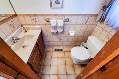 52 Elena Court, Hamilton, ON - Indoor Photo Showing Bathroom