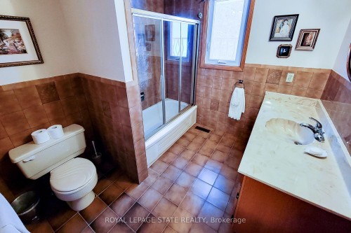 52 Elena Court, Hamilton, ON - Indoor Photo Showing Bathroom