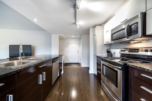Cuisine - 60-4850 Ch. De La Côte-St-Luc, Montréal (Côte-Des-Neiges/Notre-Dame-De-Grâce), QC - Indoor Photo Showing Kitchen With Double Sink