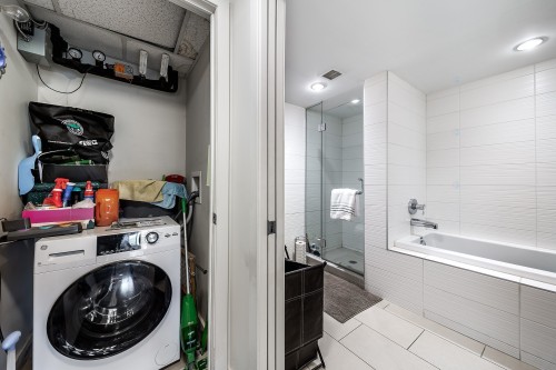 Salle de bains - 60-4850 Ch. De La Côte-St-Luc, Montréal (Côte-Des-Neiges/Notre-Dame-De-Grâce), QC - Indoor Photo Showing Laundry Room