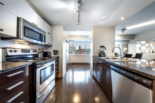 Cuisine - 60-4850 Ch. De La Côte-St-Luc, Montréal (Côte-Des-Neiges/Notre-Dame-De-Grâce), QC - Indoor Photo Showing Kitchen With Upgraded Kitchen