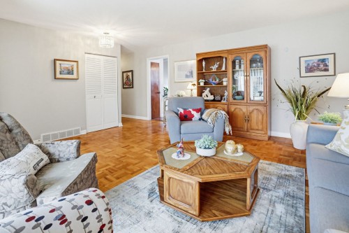 Salon - 759 Av. Devonshire, Laval (Chomedey), QC - Indoor Photo Showing Living Room