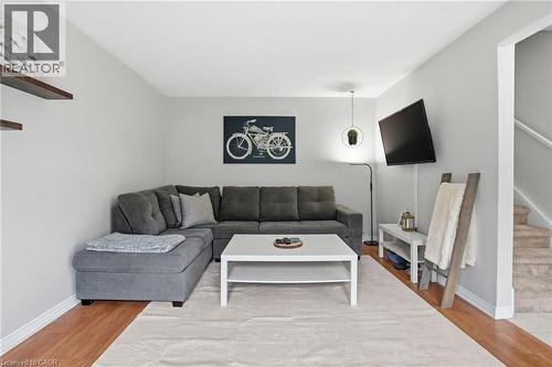 914 Mohawk Road E Unit# 7, Hamilton, ON - Indoor Photo Showing Living Room
