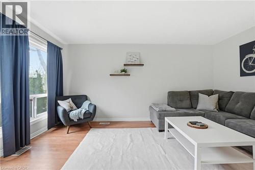 914 Mohawk Road E Unit# 7, Hamilton, ON - Indoor Photo Showing Living Room