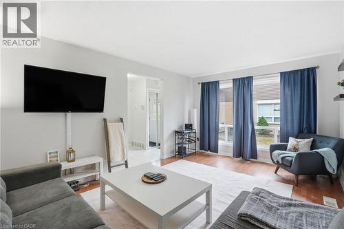 914 Mohawk Road E Unit# 7, Hamilton, ON - Indoor Photo Showing Living Room