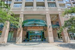 409 - 909 BAY STREET Toronto, ON M5S 1Z9