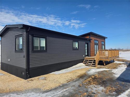 61 Prairie Oak Drive, Mitchell, MB - Outdoor