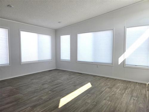 61 Prairie Oak Drive, Mitchell, MB - Indoor Photo Showing Other Room
