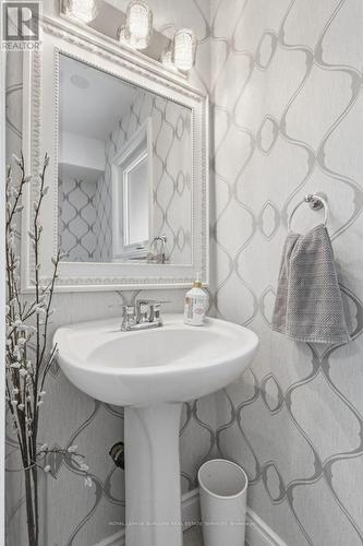 946 Nora Drive, Burlington, ON - Indoor Photo Showing Bathroom
