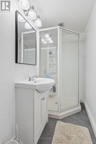 946 Nora Drive, Burlington, ON - Indoor Photo Showing Bathroom