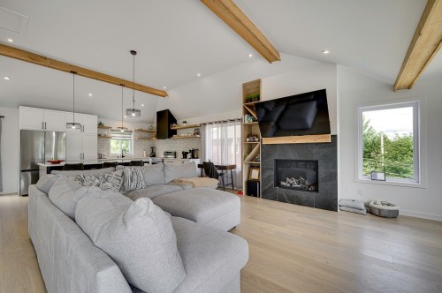 Salon - 511 Rue Principale, Saint-Sauveur, QC - Indoor Photo Showing Living Room With Fireplace
