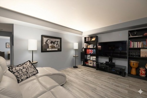 Boudoir - 19 Av. De L'Église, Pointe-Claire, QC - Indoor Photo Showing Living Room