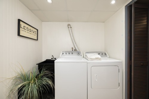 Salle de lavage - 19 Av. De L'Église, Pointe-Claire, QC - Indoor Photo Showing Laundry Room