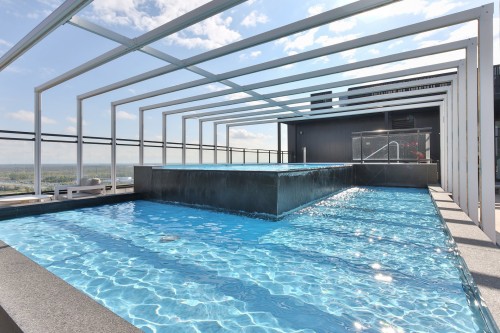 Piscine - 714-700 Rue Des Éclaircies, Brossard, QC - Indoor Photo Showing Other Room
