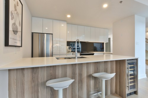 Cuisine - 714-700 Rue Des Éclaircies, Brossard, QC - Indoor Photo Showing Kitchen With Double Sink With Upgraded Kitchen