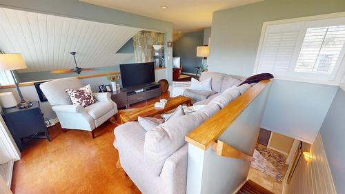 8875 Colony Road, Wardner, BC - Indoor Photo Showing Living Room