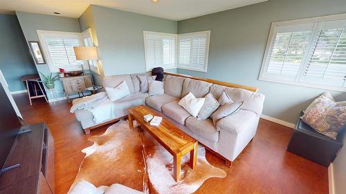 8875 Colony Road, Wardner, BC - Indoor Photo Showing Living Room