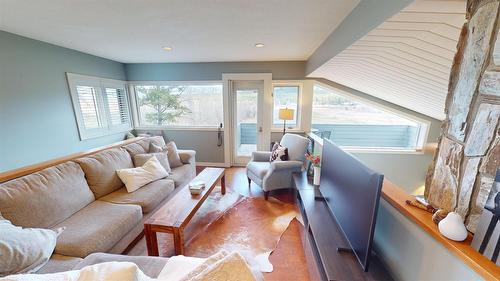 8875 Colony Road, Wardner, BC - Indoor Photo Showing Living Room