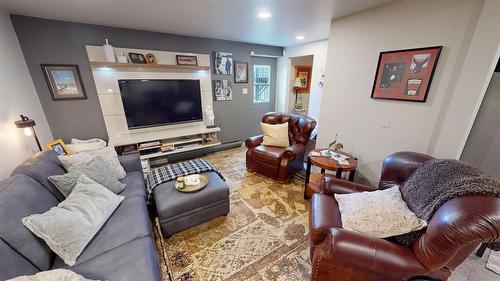 8875 Colony Road, Wardner, BC - Indoor Photo Showing Living Room
