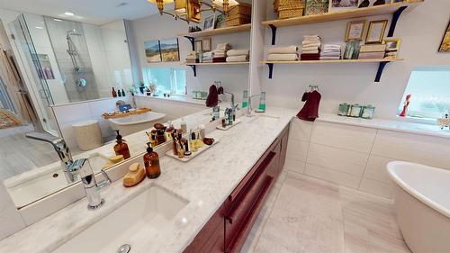 8875 Colony Road, Wardner, BC - Indoor Photo Showing Bathroom