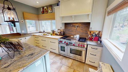 8875 Colony Road, Wardner, BC - Indoor Photo Showing Kitchen