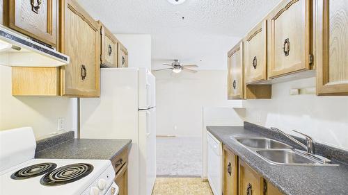 3006-2501 12Th Street, Cranbrook, BC - Indoor Photo Showing Kitchen With Double Sink