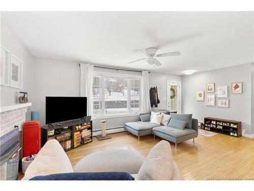 8 Surrey Cres, Fredericton, NB 