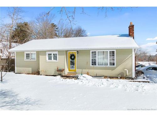 8 Surrey Cres, Fredericton, NB 