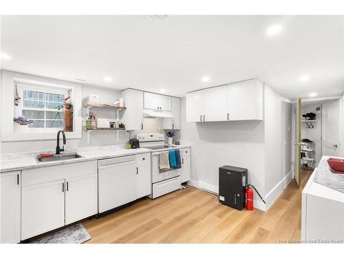 8 Surrey Cres, Fredericton, NB 